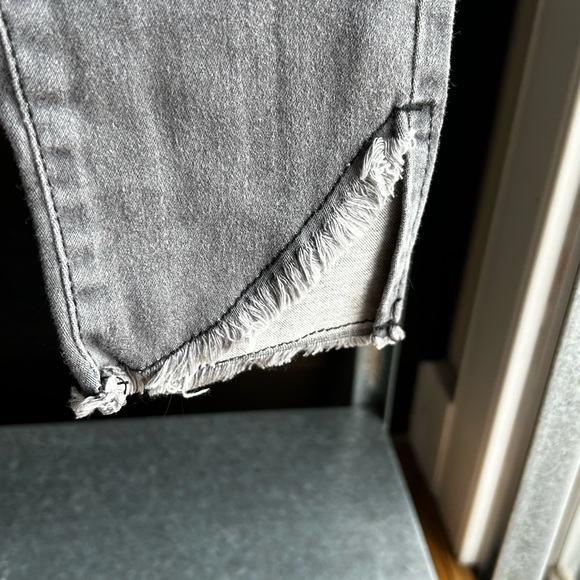 Parisian jeans, size 6, very gently worn. - Picture 3 of 4